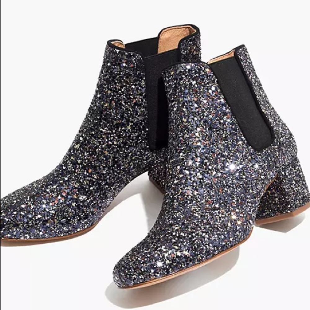 Like-New Glitter Walker Chelsea Boots (size 10) — perfect for the holidays! 🎁🍾
